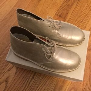 Clark desert boots matte gold